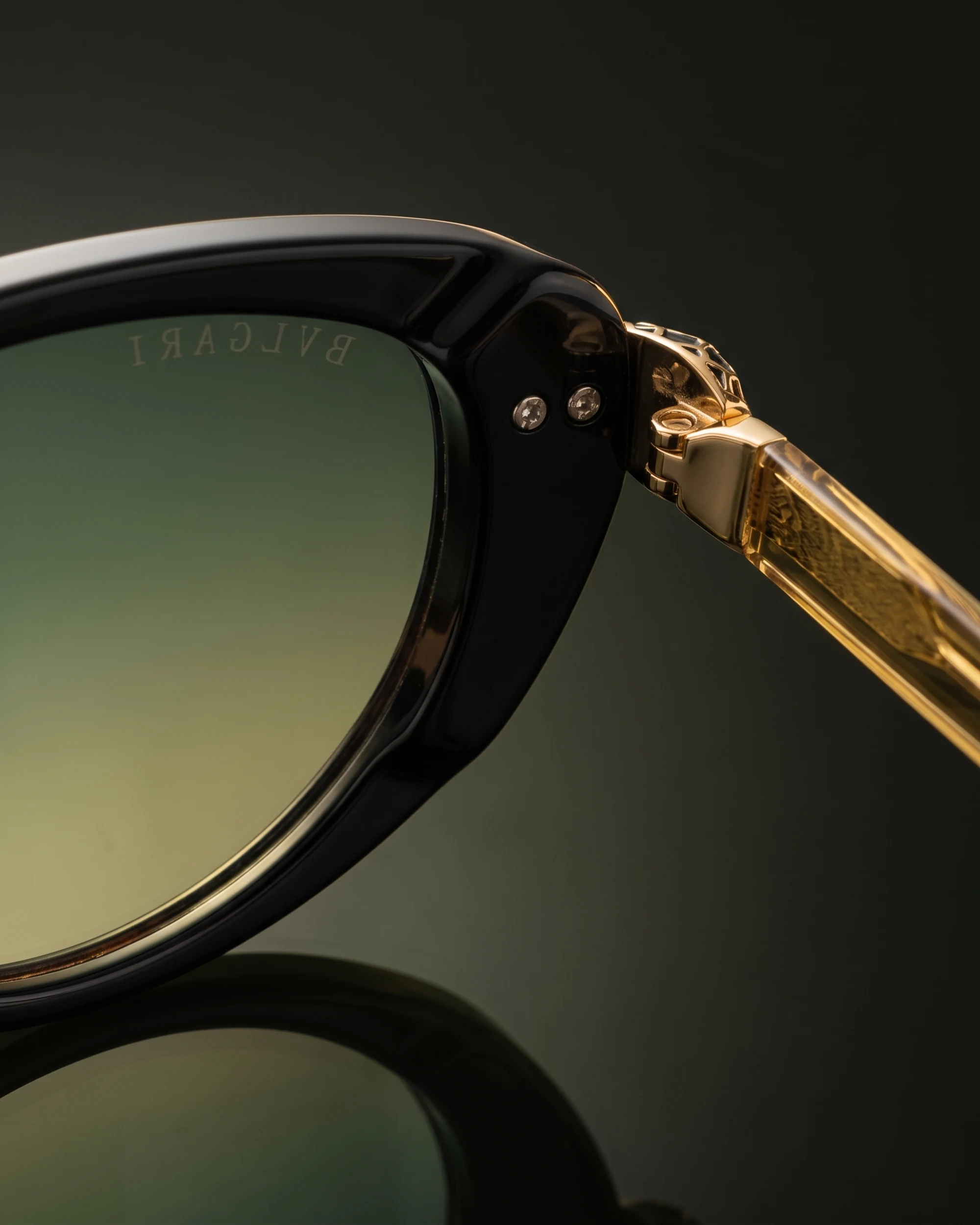 BV40067I 001 Sunglasses Black / Green Hinge and Lens Macro