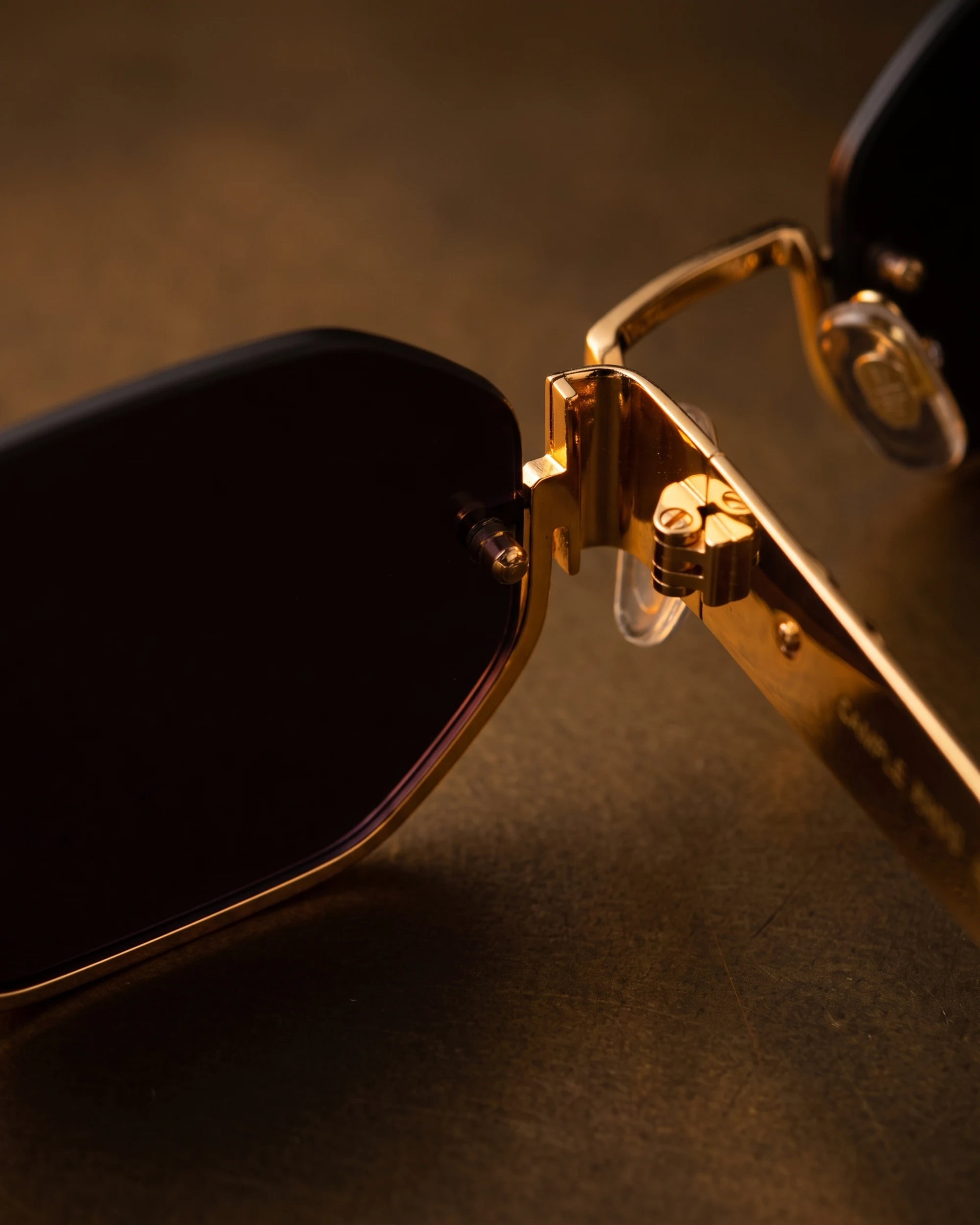 CL42118U Sunglasses Gold / Black Hinge Lens