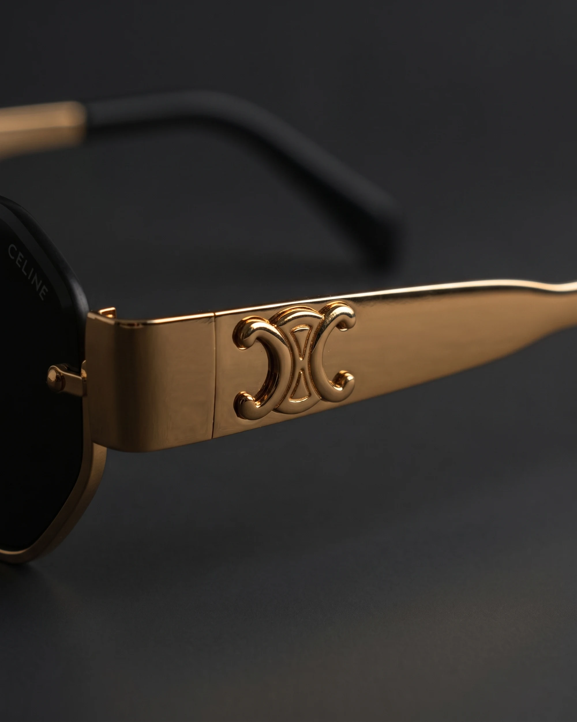 CL42118U Sunglasses Gold / Black Temple Mark