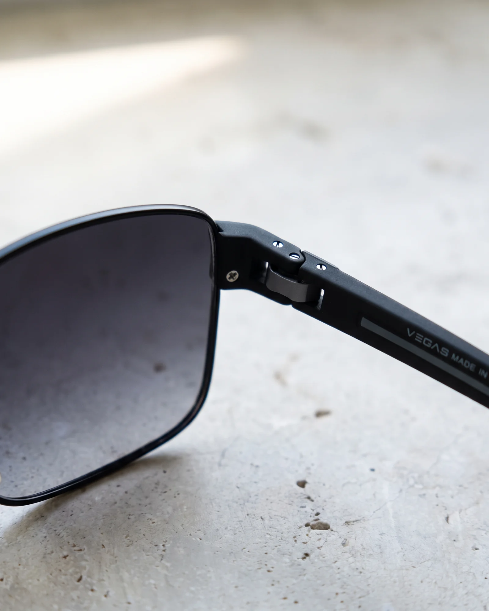 VEGAS V2062 Black Hinge