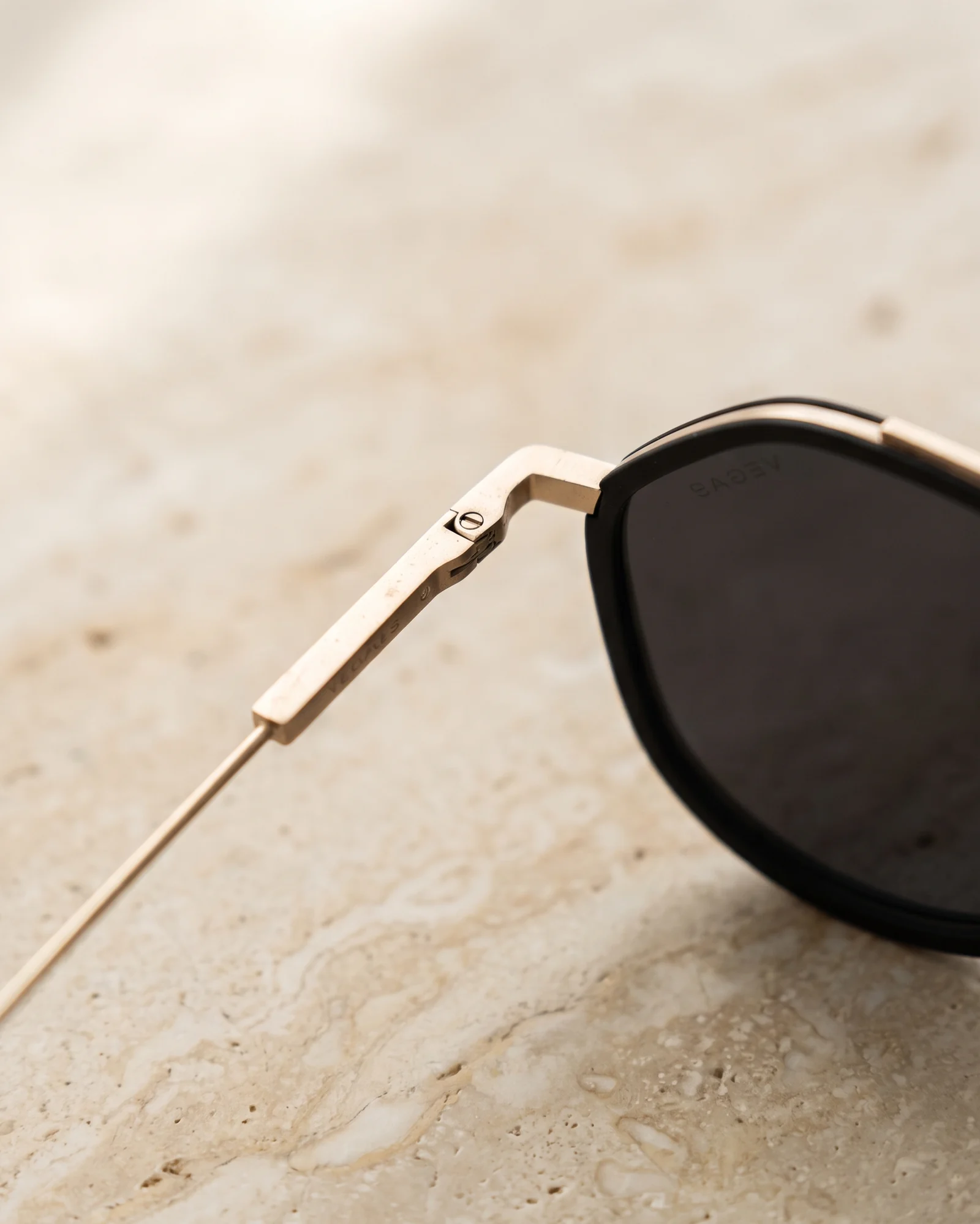 VEGAS V2073 Gold Hinge