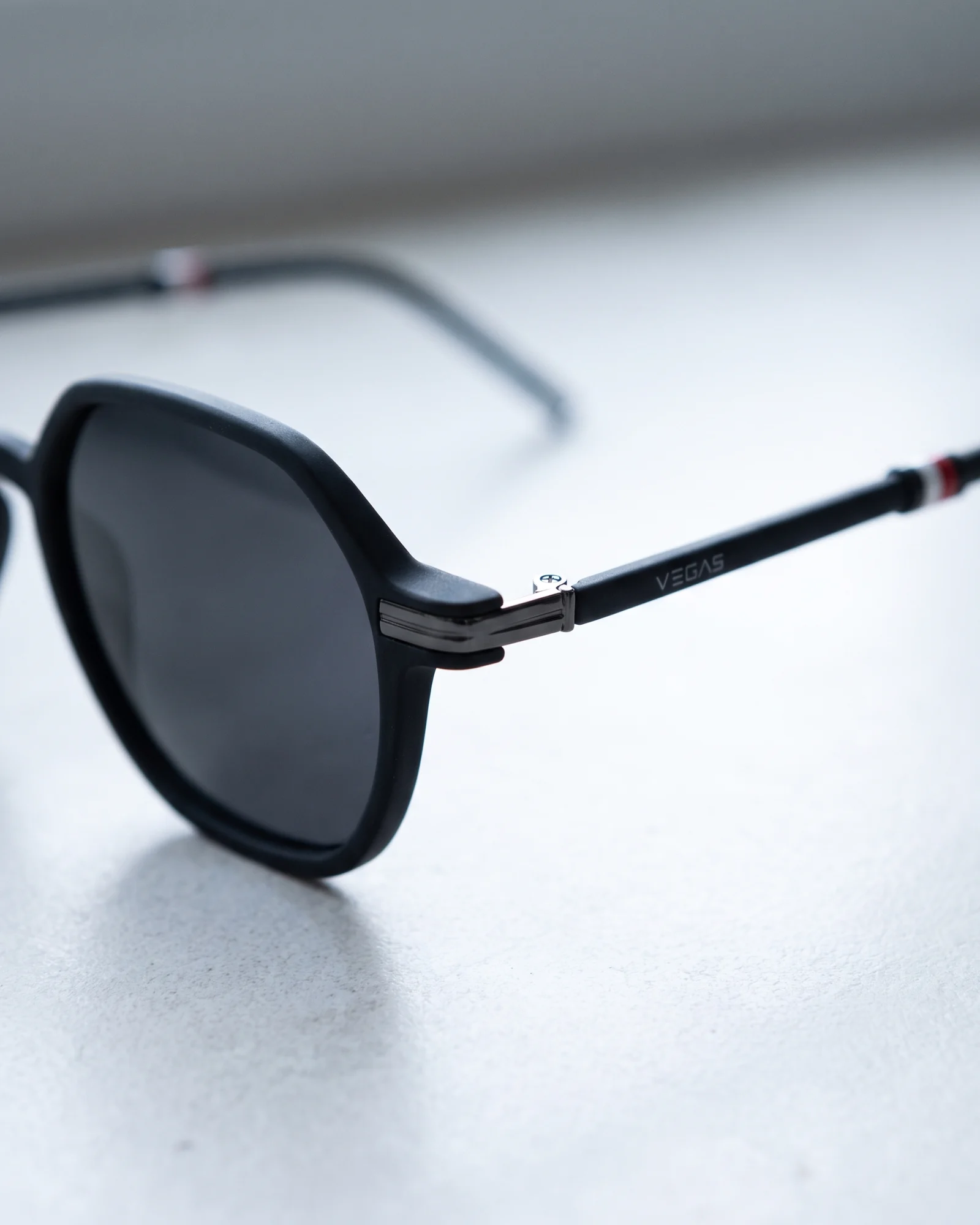 VEGAS V2103 Black Hinge