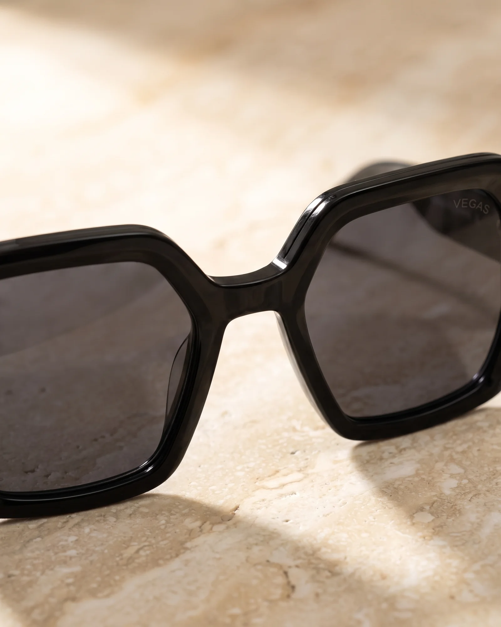 V6001 Sunglasses Black / Smoke Bridge