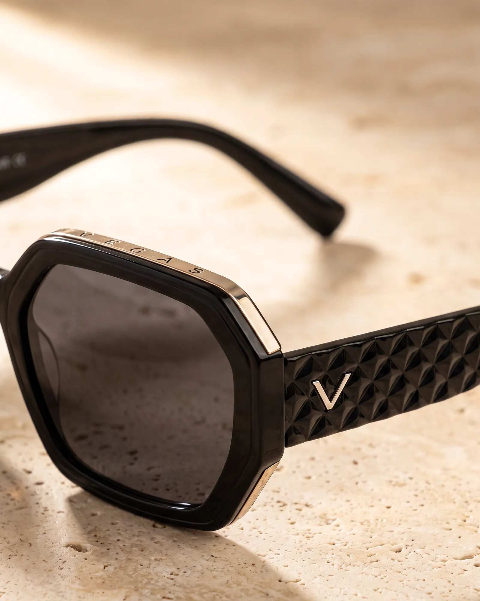 V6001 Sunglasses Black / Smoke Hinge & Emblem