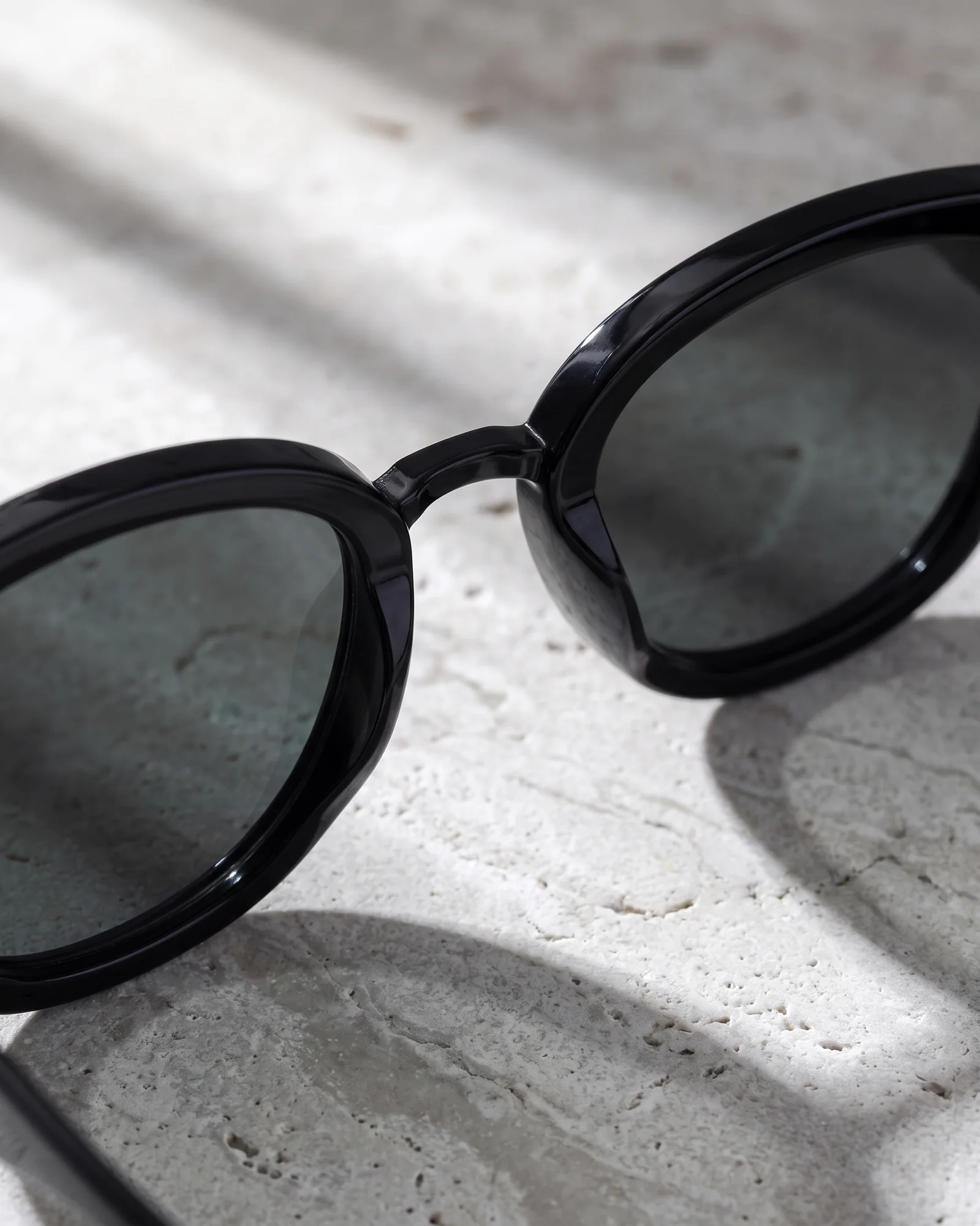 V6002 Sunglasses Black / Smoke Bridge