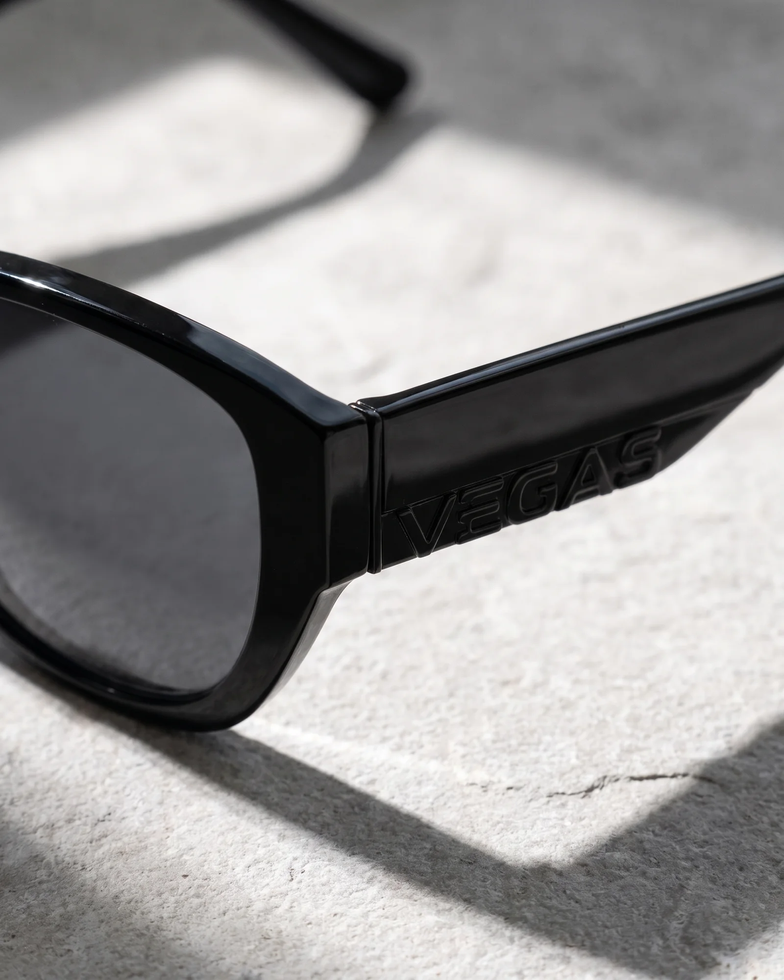 V6002 Sunglasses Black / Smoke Hinge & Emblem
