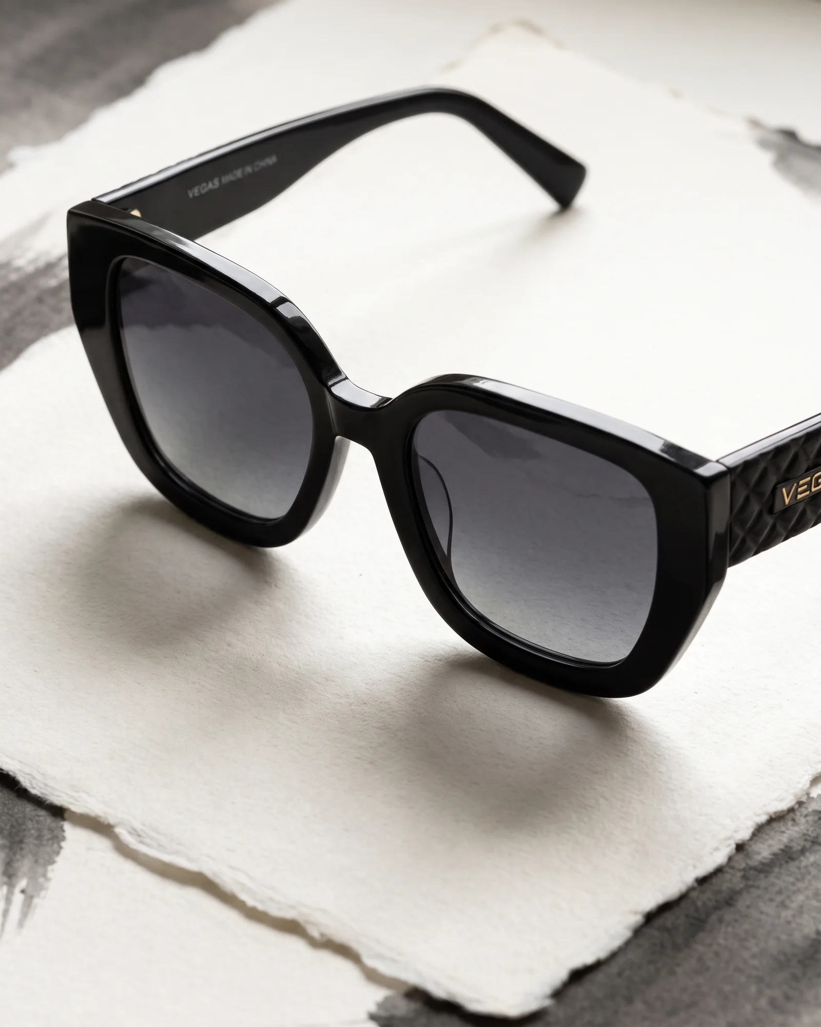 VG8601 Sunglasses Black / Smoke Gradient Bridge